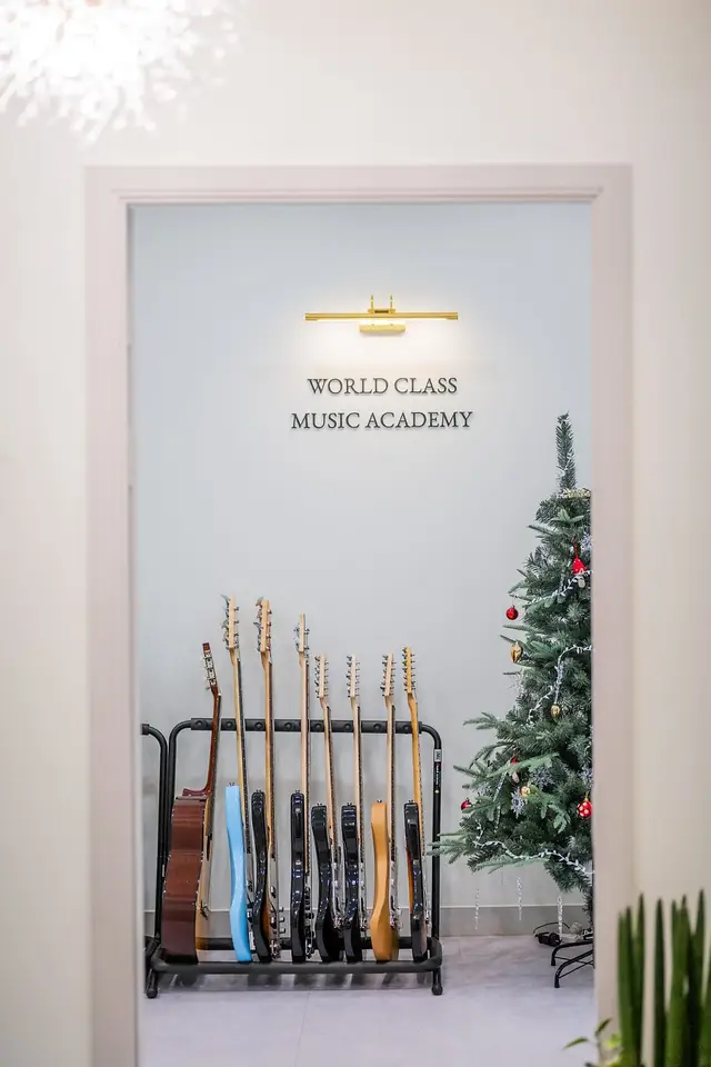 WORLD CLASS MUSIC ACADEMY 사인이 보이는 전실